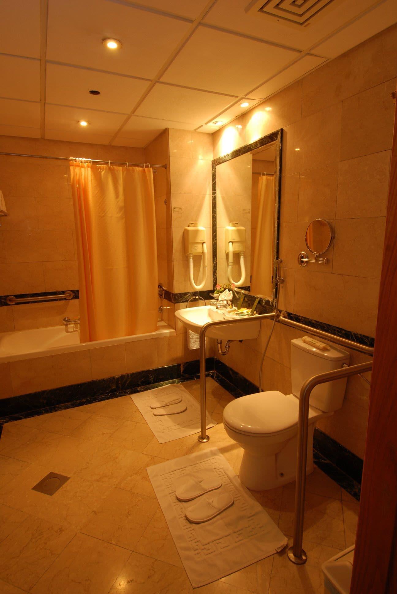 Dar Aleiman Al Haram Hotel Medina Eksteriør billede A bathroom in a hotel