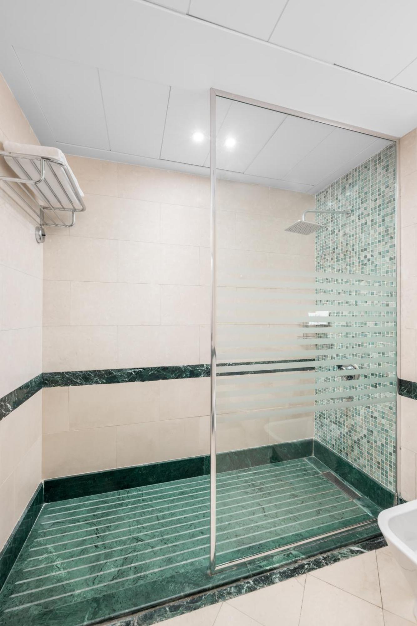 Dar Aleiman Al Haram Hotel Medina Eksteriør billede A shower enclosure