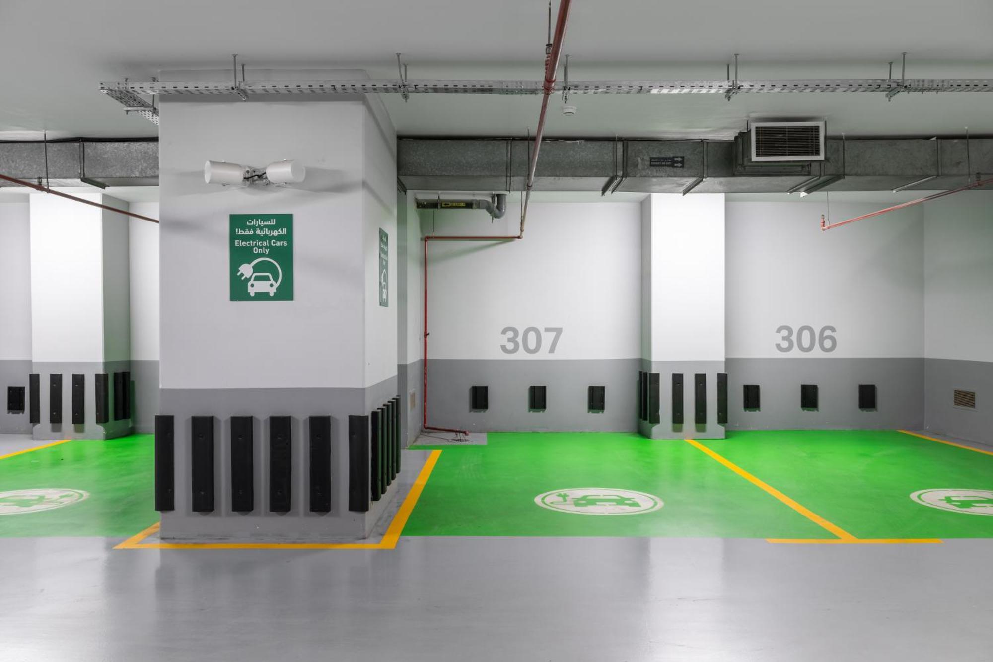 Dar Aleiman Al Haram Hotel Medina Eksteriør billede Electric vehicle parking at the airport