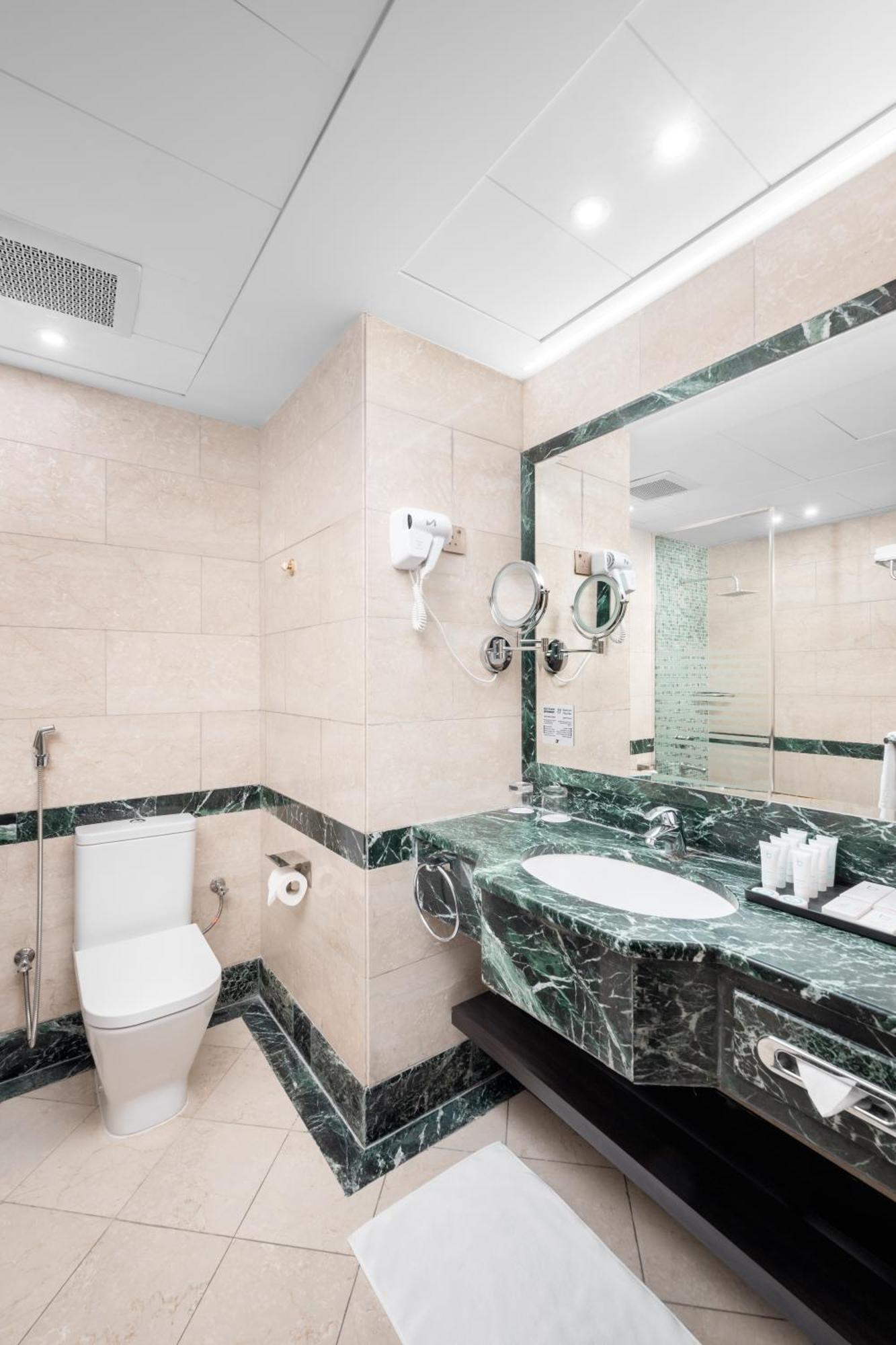 Dar Aleiman Al Haram Hotel Medina Eksteriør billede Bathroom