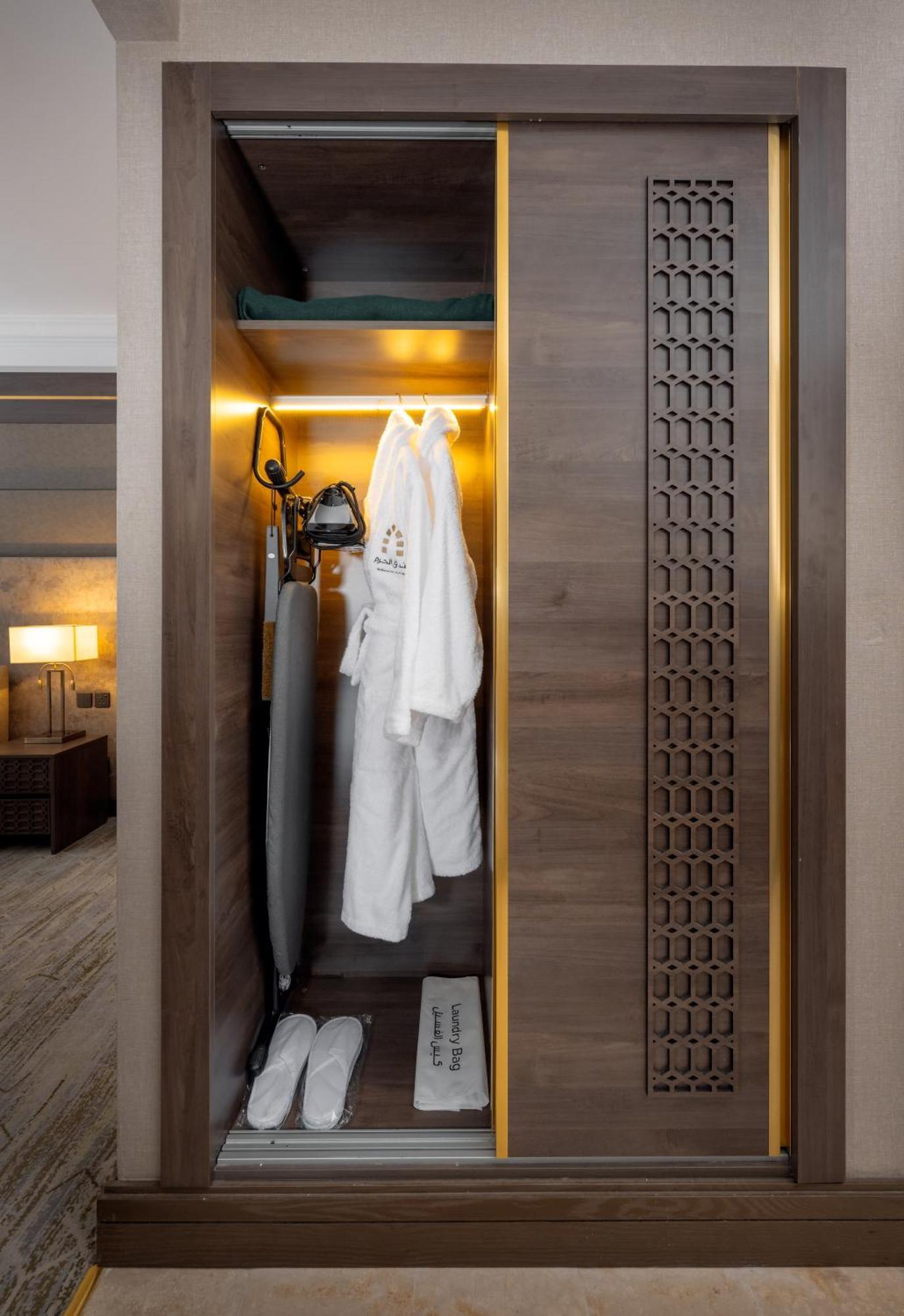 Dar Aleiman Al Haram Hotel Medina Eksteriør billede A bathrobe hanging on a door