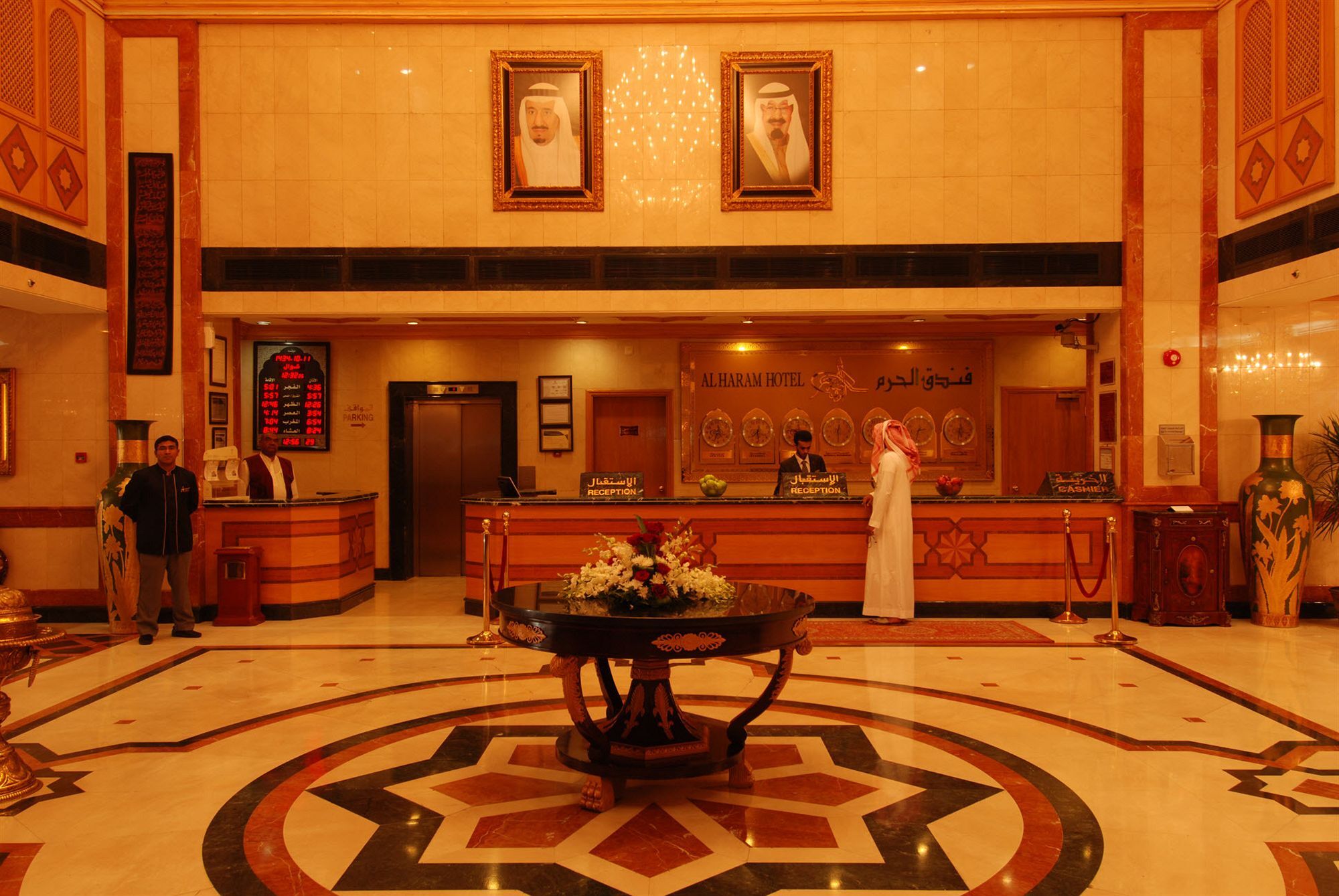 Dar Aleiman Al Haram Hotel Medina Eksteriør billede The lobby of the hotel